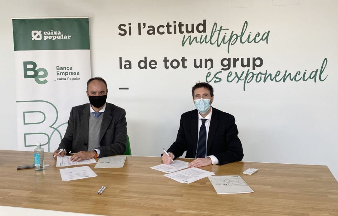 El director de Banca Empresa de Caixa Popular, Juan Gallur, y el presidente de AVAESEN, Marcos J. Lacruz