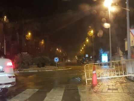 Acceso al Arenal cortado, en la noche del domingo 21 de abril.