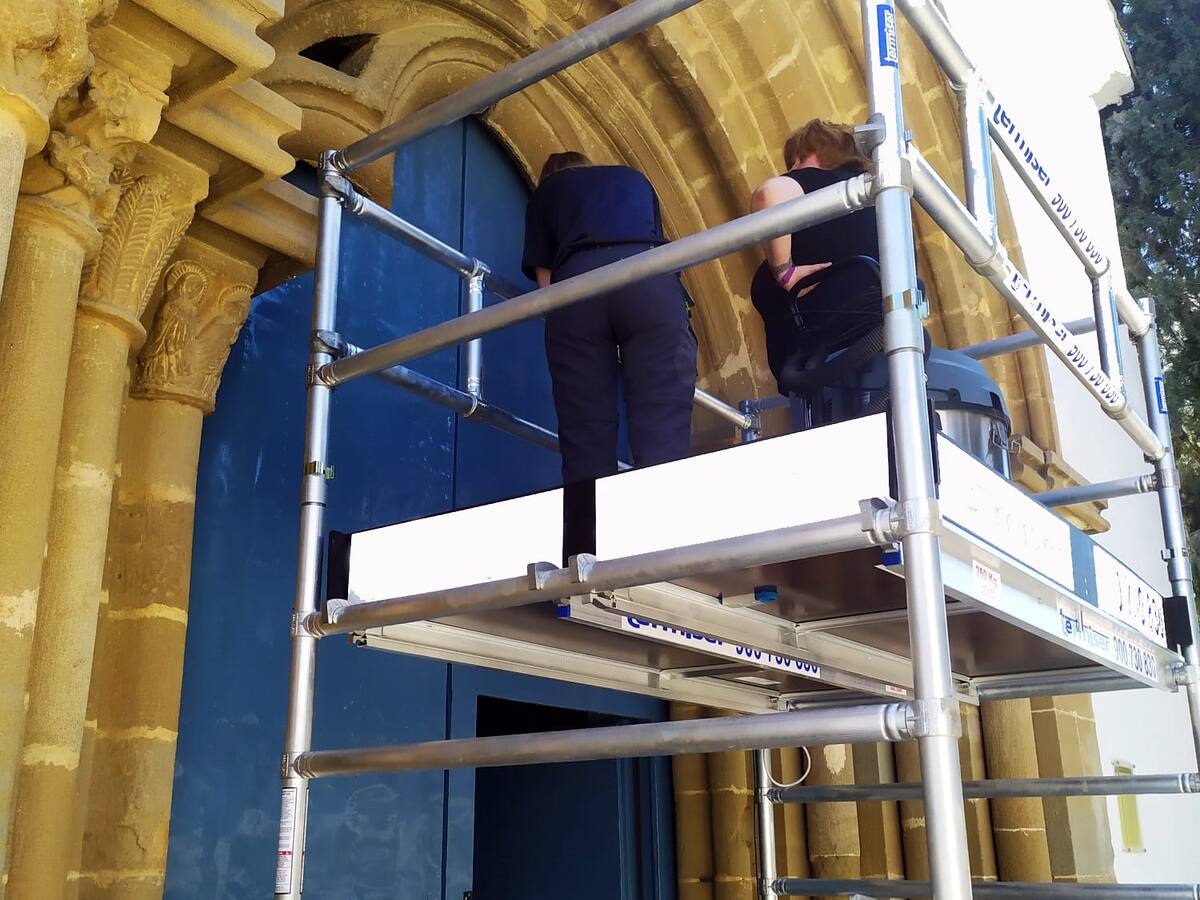 Las restauradoras del Museo Diocesano limpian la portada de la capilla del Cementerio de Barbastro