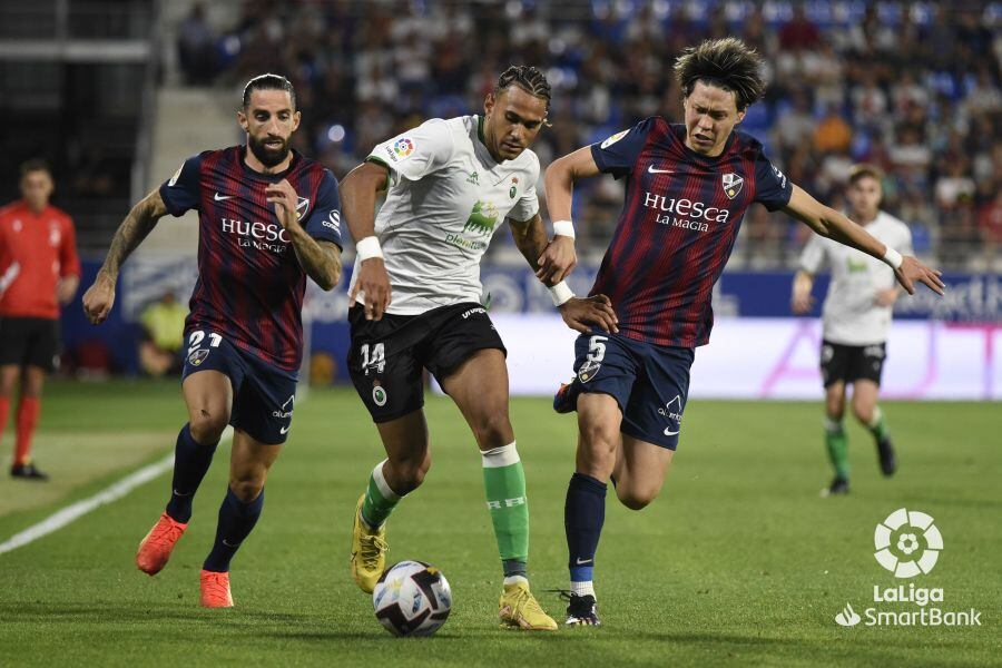 El partido entre el Huesca y el Racing fue muy disputado