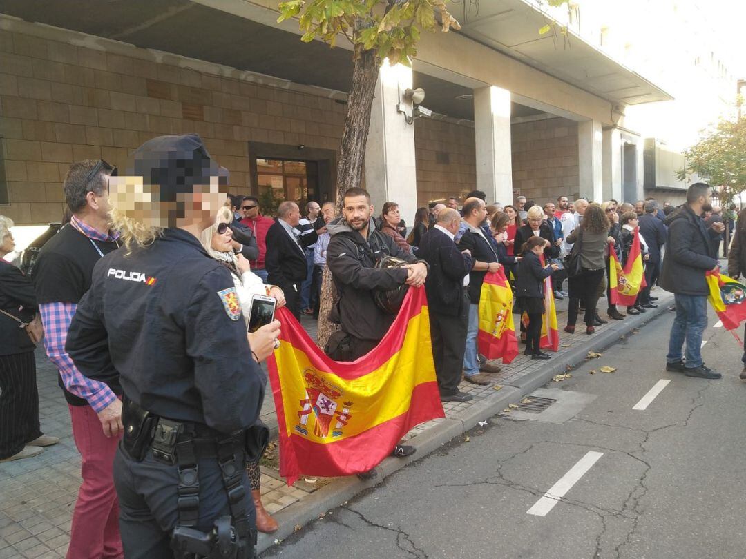 Recibimiento a los 80 agentes de la Policía Nacional en la Comisaría de Delicias que han participado en el operativo de Cataluña por los altercados tras la sentencia del Procés 