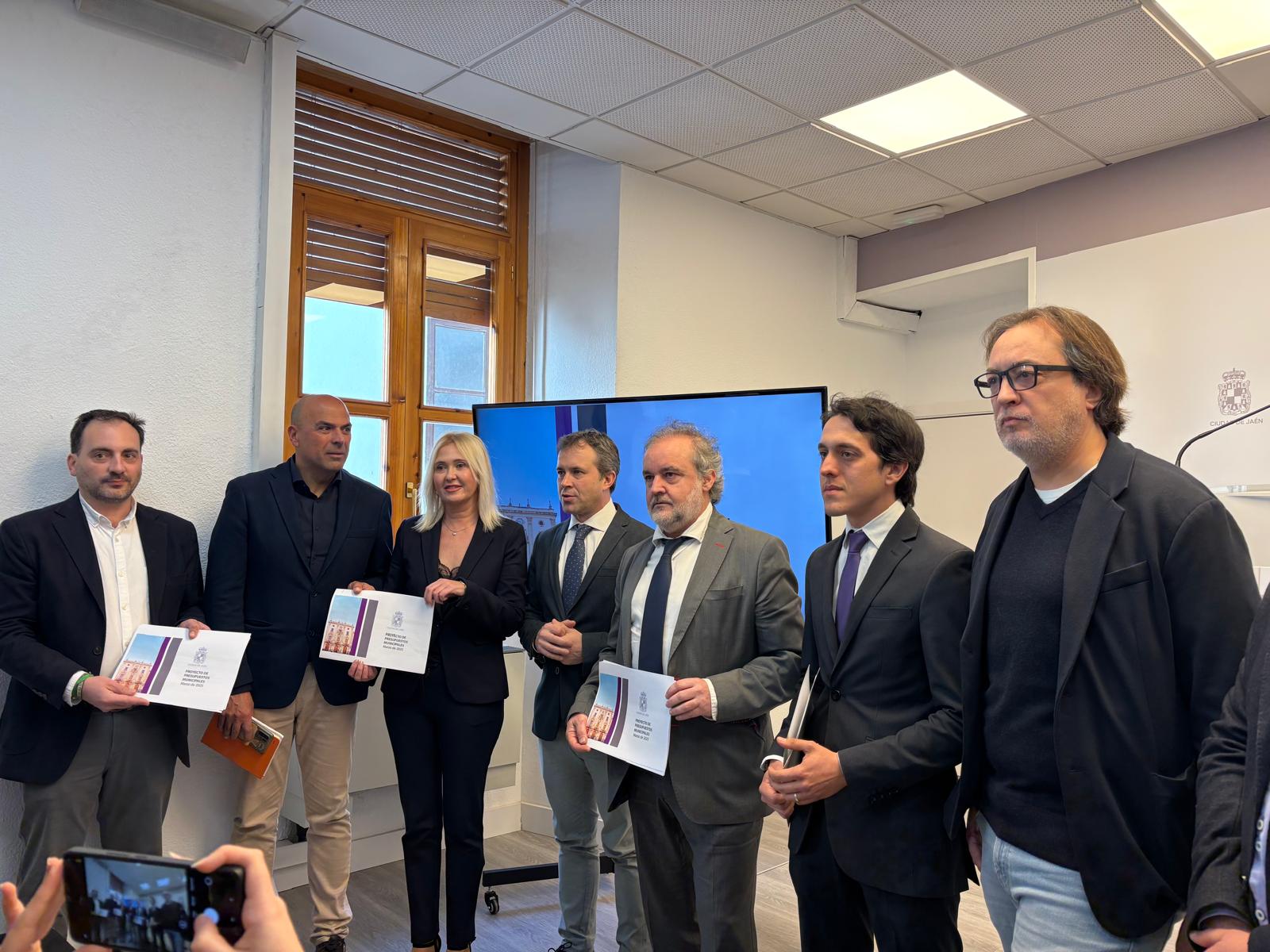 Responsables municipales del Ayuntamiento de Jaén, con el alcalde Julio Millán en el centro, con el proyecto de presupuestos municipales.