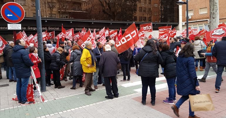 Más de 200 personas convocadas por UGT y CCOO han protestado contra el actual sistema de pensiones