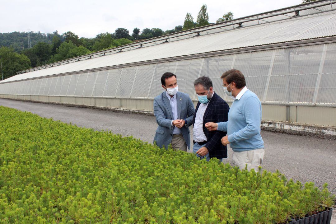 Los responsables de la administración autonómica junto al de Medio Rural de Caja Rural de Asturias.