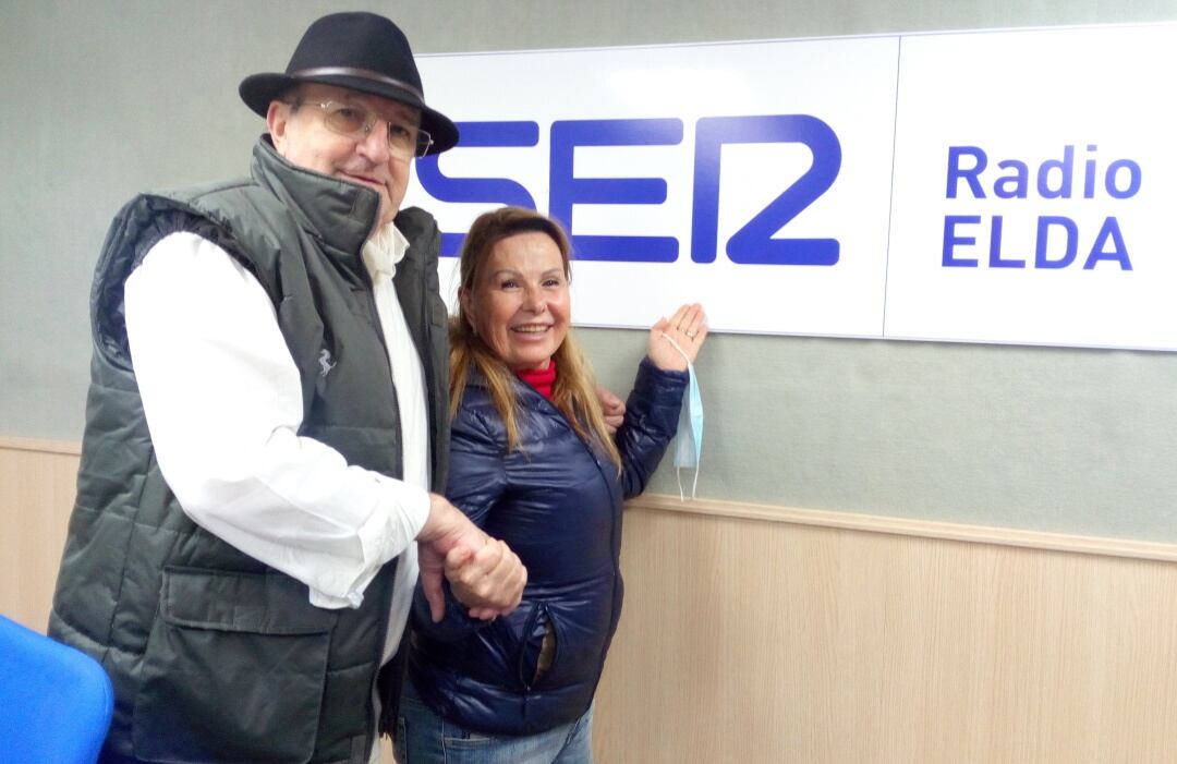 Julio Piñeiro y Mª Jesús Grados en el estudio de Radio Elda 