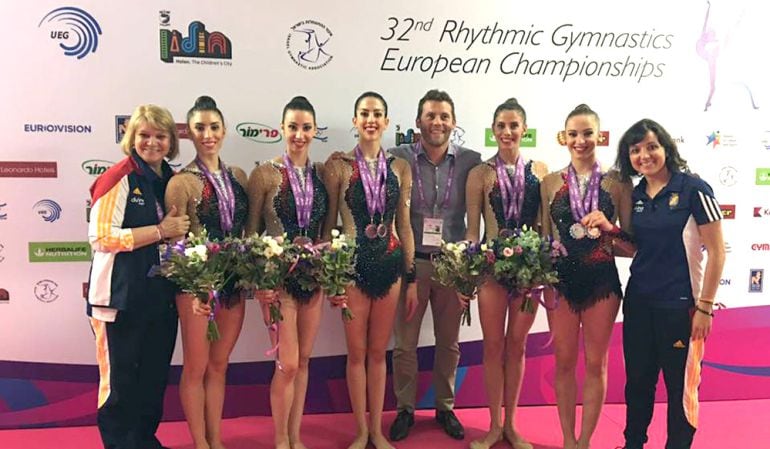 Sandra Aguilar (segunda por la izquierda) junto con el resto de compañeras, la seleccionadora nacional, Anna Baranova, la entrenadora, Sara Bayón, y el presidente de la RFEG, Jesús Carballo.