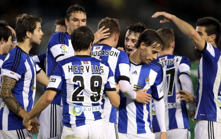 GRA514. San Sebastián, 17/12/ 2014.- Los jugadores de la Real Sociedad celebran el primer gol del equipo donostiarra, durante el partido de vuelta de dieciseisavos de final de la Copa del Rey, que disputan esta noche frente al Oviedo en el estadio de Anoeta de San Sebastián. EFE/Juan Herrero.