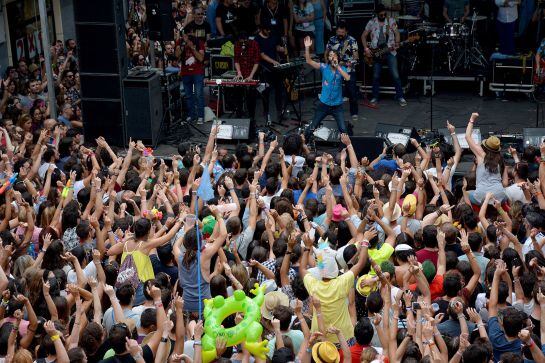 El cantante de Sidonie, Marc Ros, poniendo la plaza patas arriba con la versión de Love of Lesbian