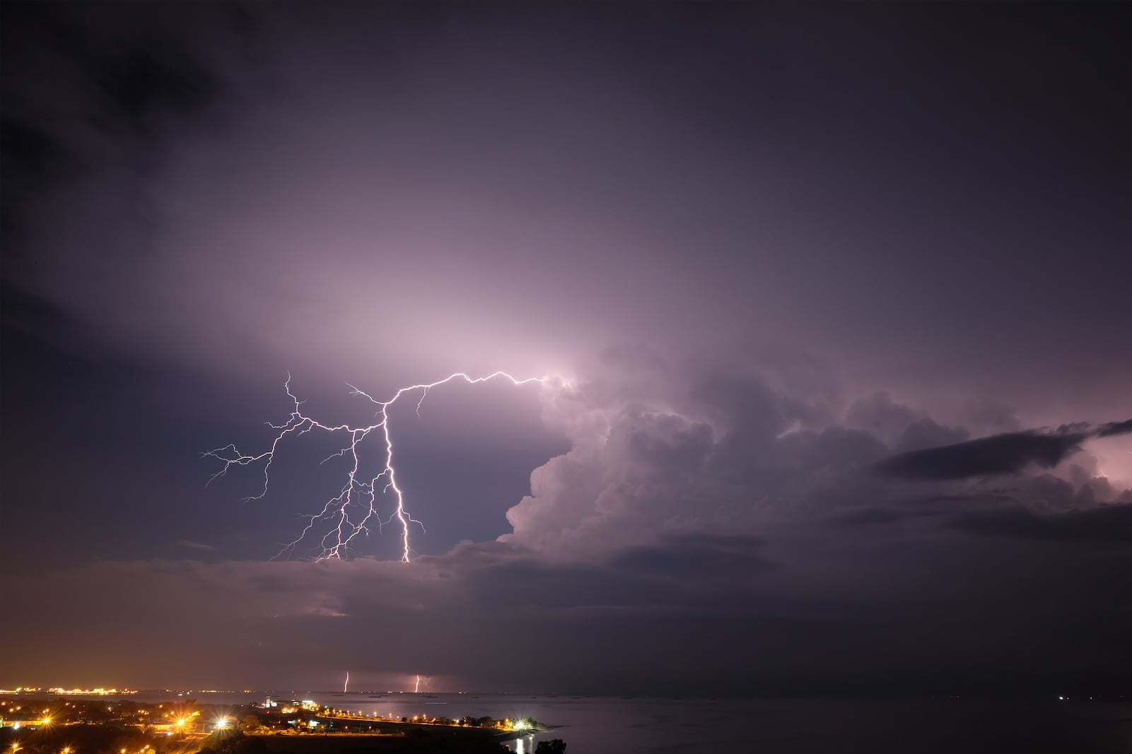 Imagen de una tormenta tropical con relámpagos, cerca del aeropuerto de Santa Marta (Colombia). Crédito: Óscar van der Velde