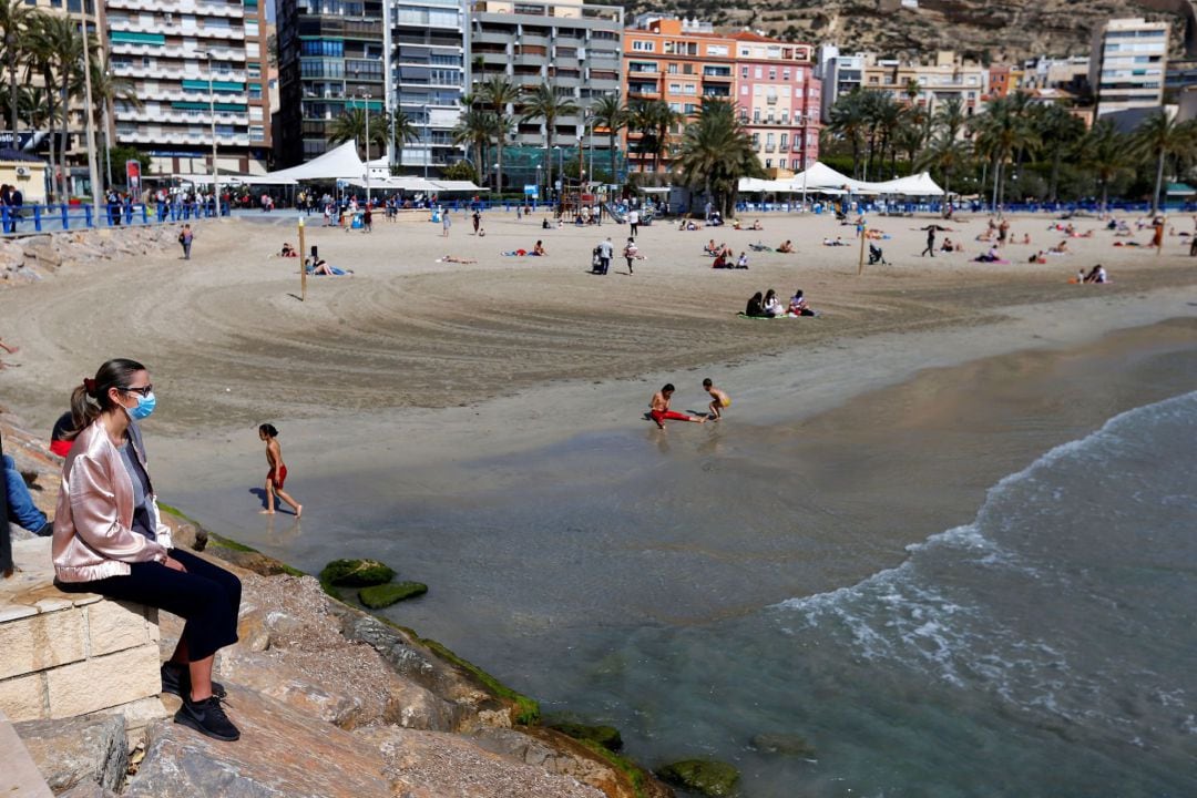 Turistas en la playa del Postiguet de Alicante esta Semana Santa.