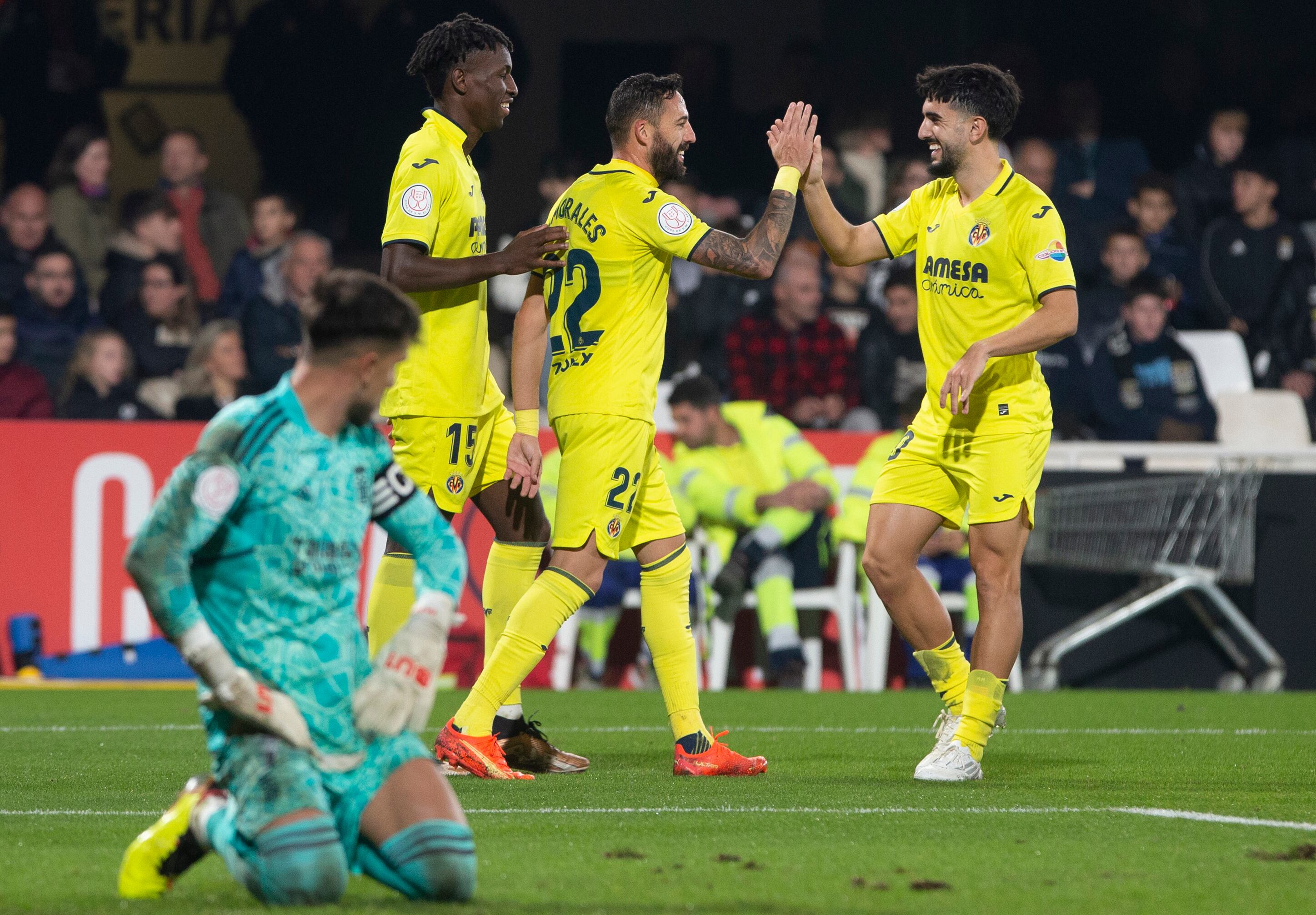 CARTAGENA (MURCIA), 03/01/2023.- El delantero del Villarreal José Luis Morales (2-d) celebra con sus compañeros tras marcar el tercer gol ante el FC Cartagena, durante el partido de dieciseisavos de final de Copa del Rey disputado este martes en el estadio Cartagonova. EFE/Marcial Guillén