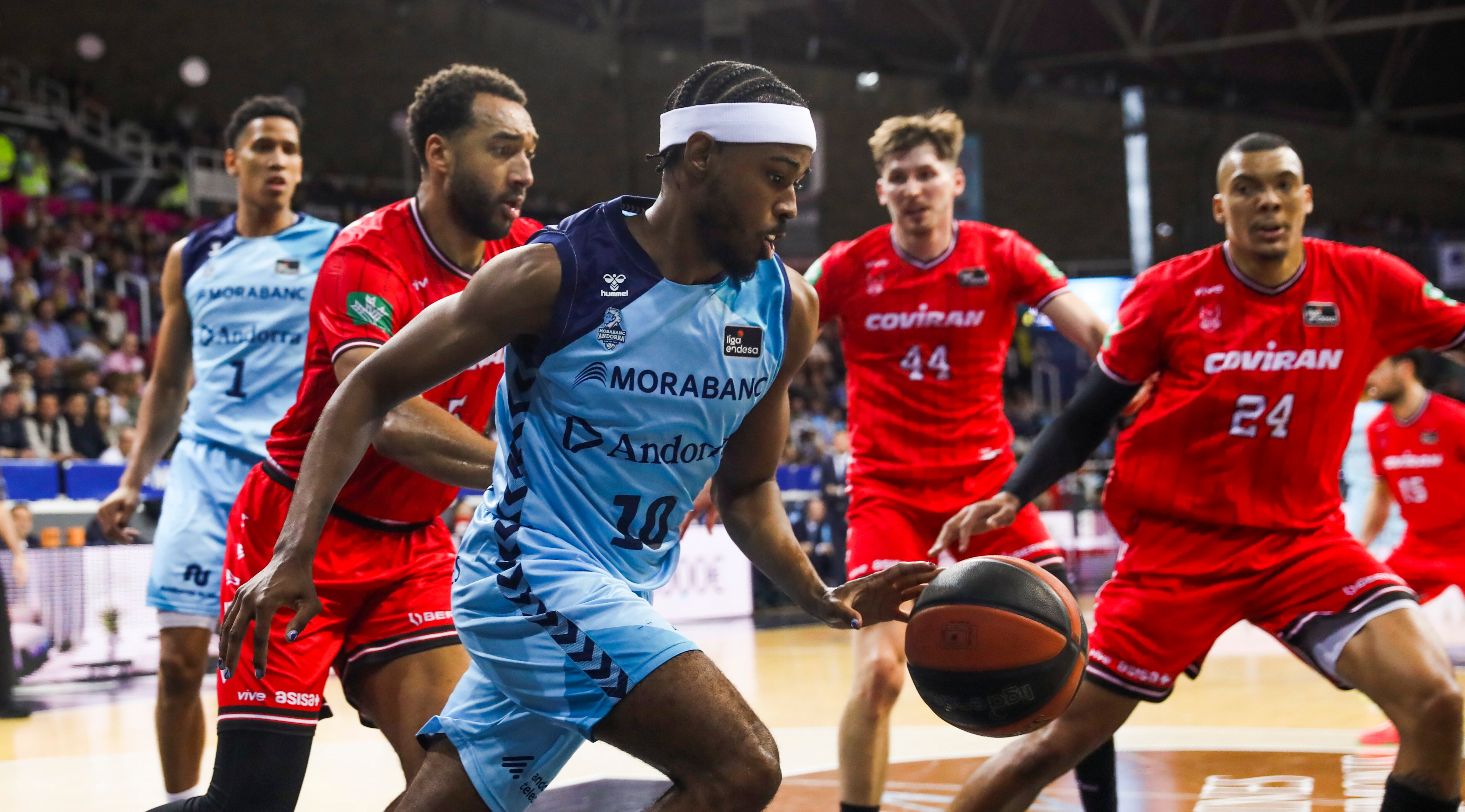 Jerrick Harding (c), un dels jugadors clau del MoraBanc al partit d'ahir, controla la pilota davant Kwan Cheatham, ala-pivot nordamericà, David Kramer, l'aler alemany, i Jacob Wiley, pivot nordamericà del Covirán Granada durant el partit de la 28ena jornada de la Lliga Endesa disputada aquest diumenge al Polisportiu d'Andorra.