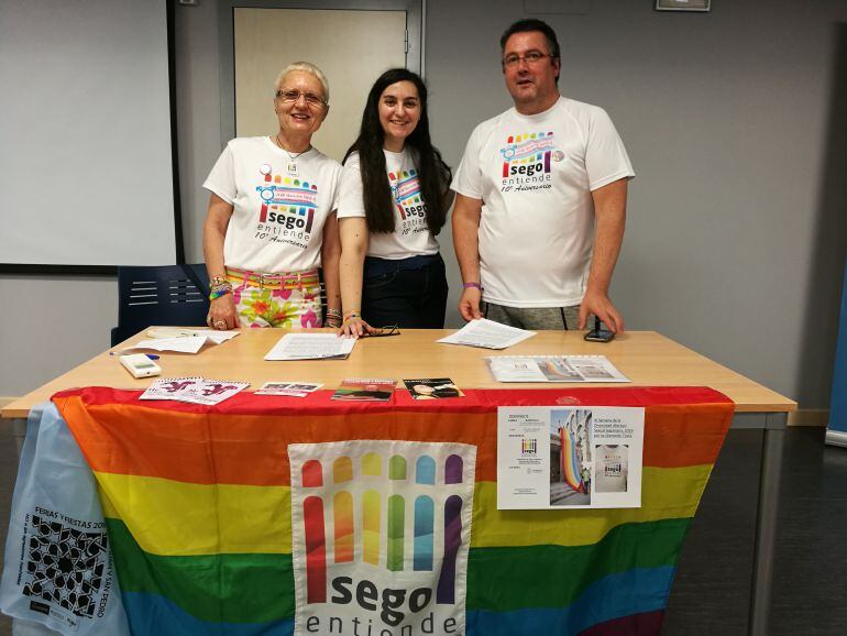 Miembros de Segoentiende durante la presentación de la semana del orgullo