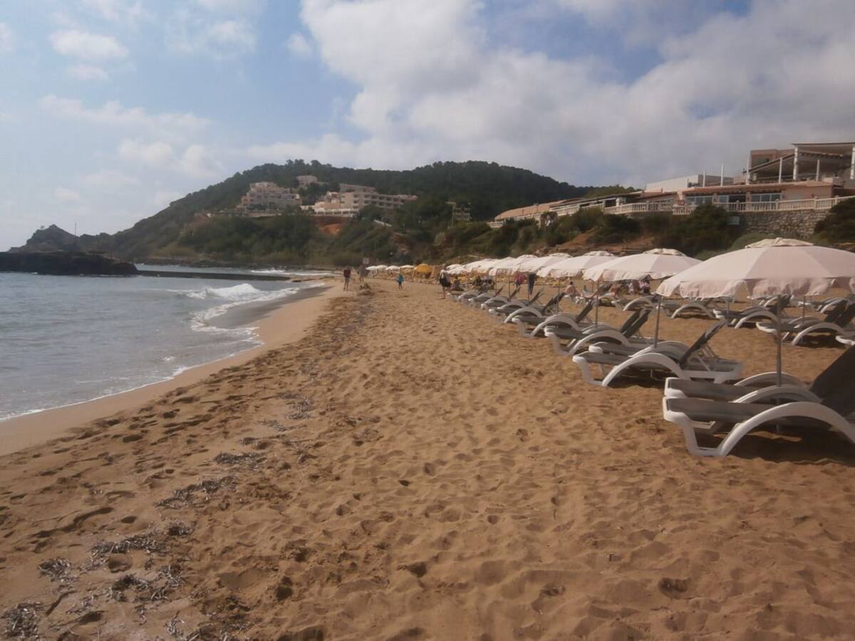 Hallan el cuerpo sin vida de un hombre flotando en una playa de Ibiza