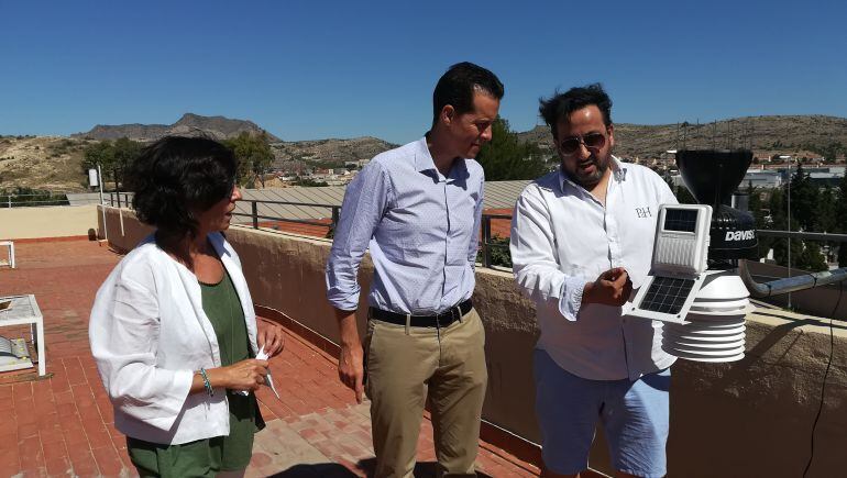 Pilar Calpena, Rubén Alfaro escuchan la explicaicón de Lluis Francés, de Asociación Meteovinalopó