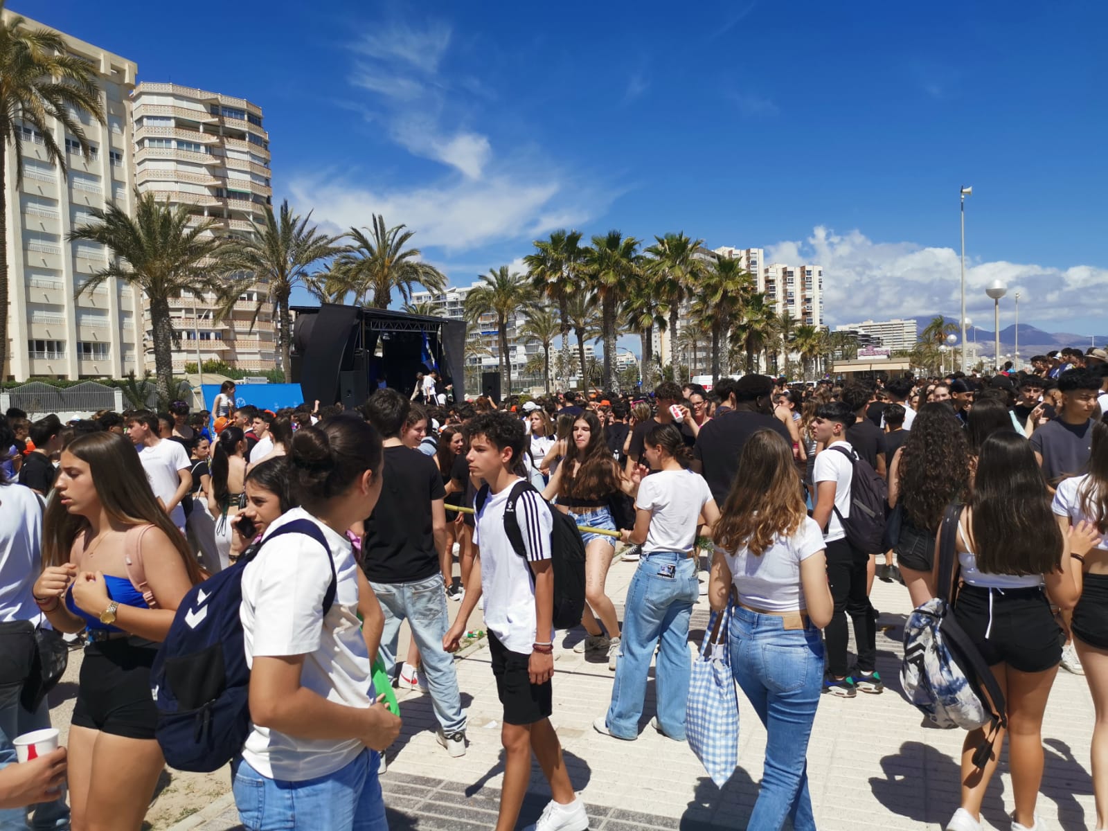 Jóvenes en la playa de San Juan, en la romería de la Santa Faz de Alicante 2024