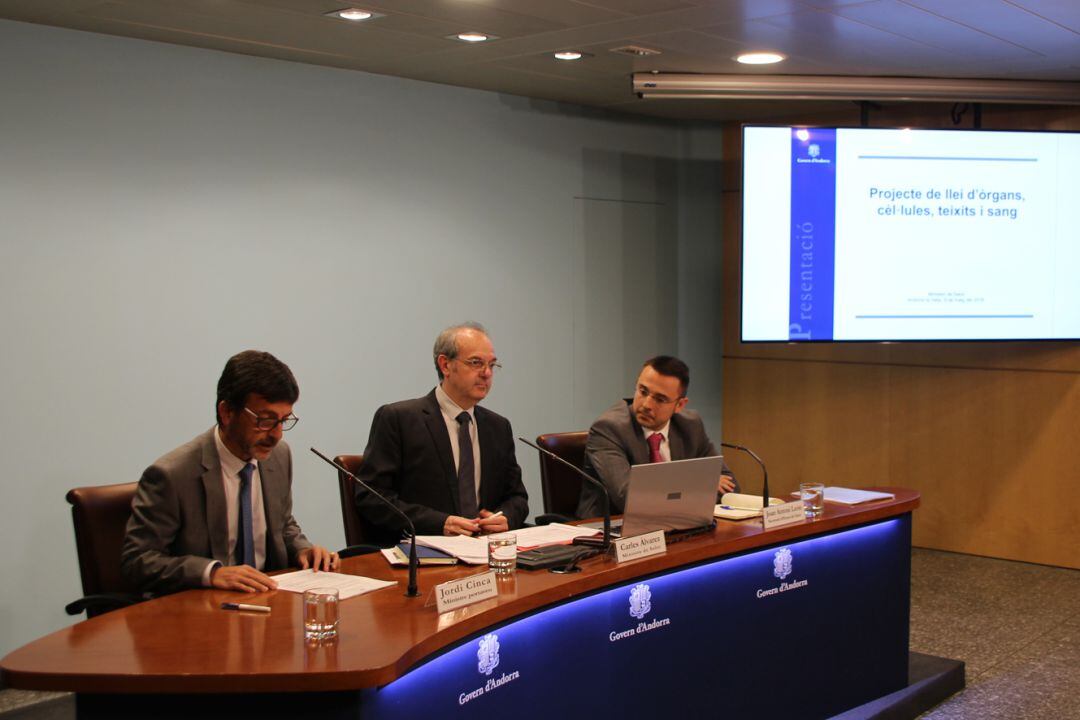 El ministre de Salut amb el Secretari d'Estat de l'àrea acompanyats del portaveu del Govern.