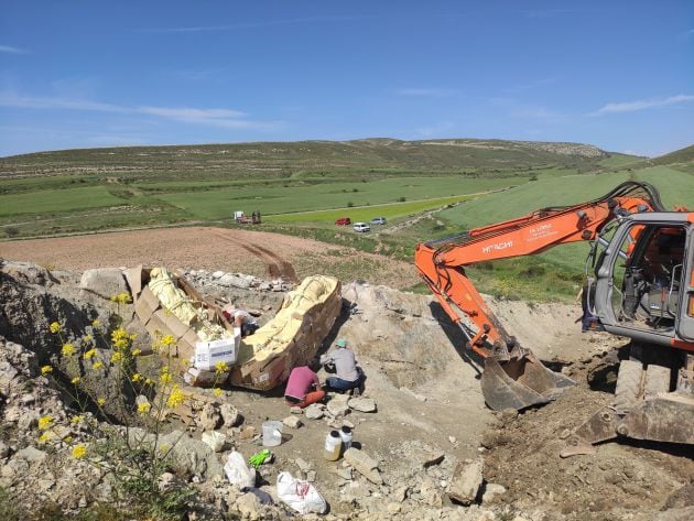 Paleontólogos terminando de preparar las momias para su extracción con la máquina giratoria