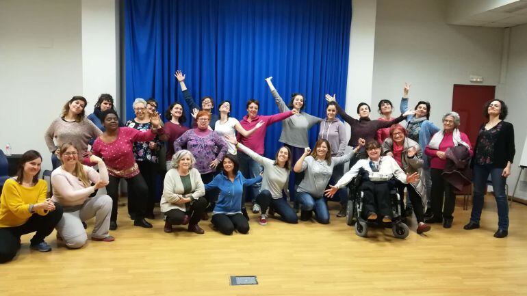 Mujeres implicadas en el proyecto Mosaicos, en el barrio de Comillas.