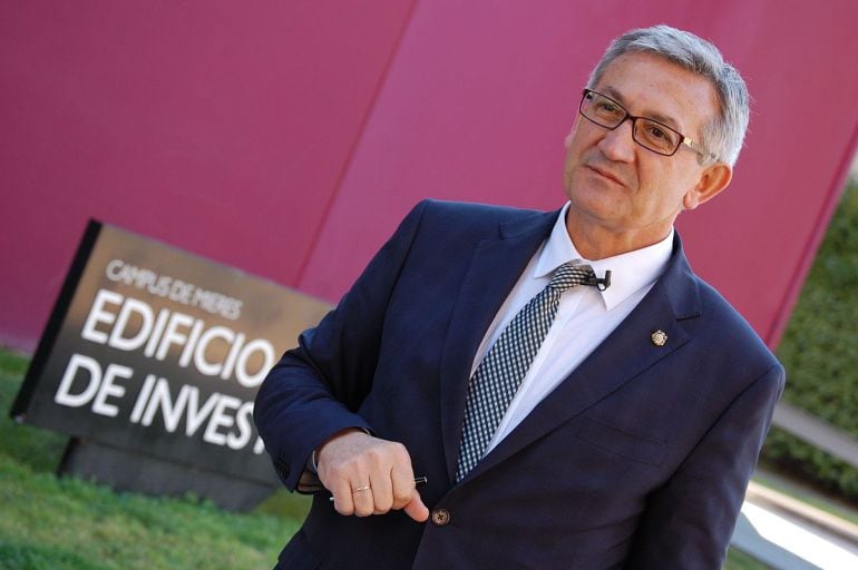 El rector de la Universidad de Oviedo, Santiago García Granda