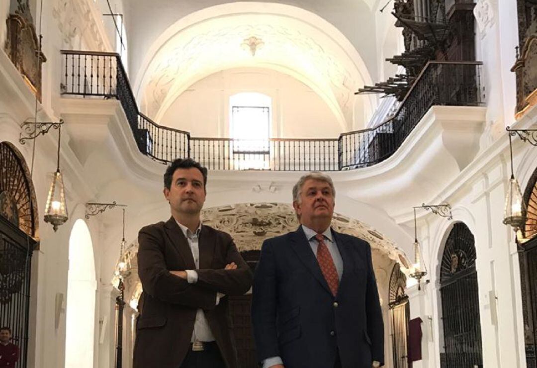 El arquitecto Paco Polo -a la izquierda de la imagen- y el hermano mayor de la Sagrada Cena, Joaquín Solís Tarín, durante la visita de este martes al remozado templo de Los Terceros