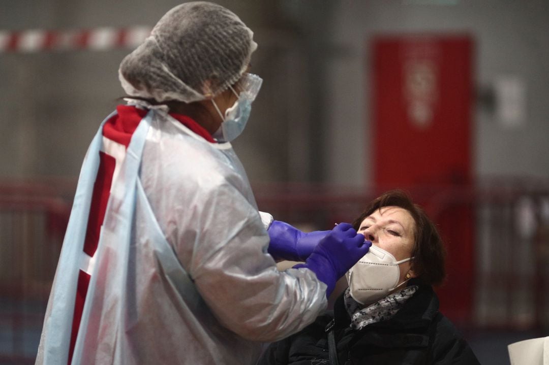 Un sanitario realiza test de antígenos de detección del Covid en Madrid.