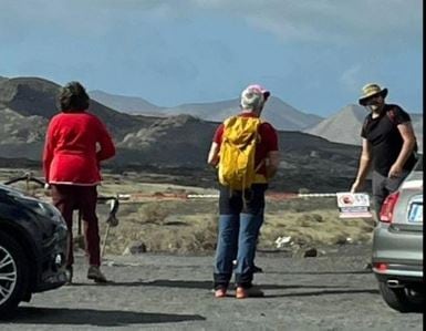 Turistas en el acceso al sendero del &#039;Volcán del Cuervo&#039;, bloqueado con una cadena.