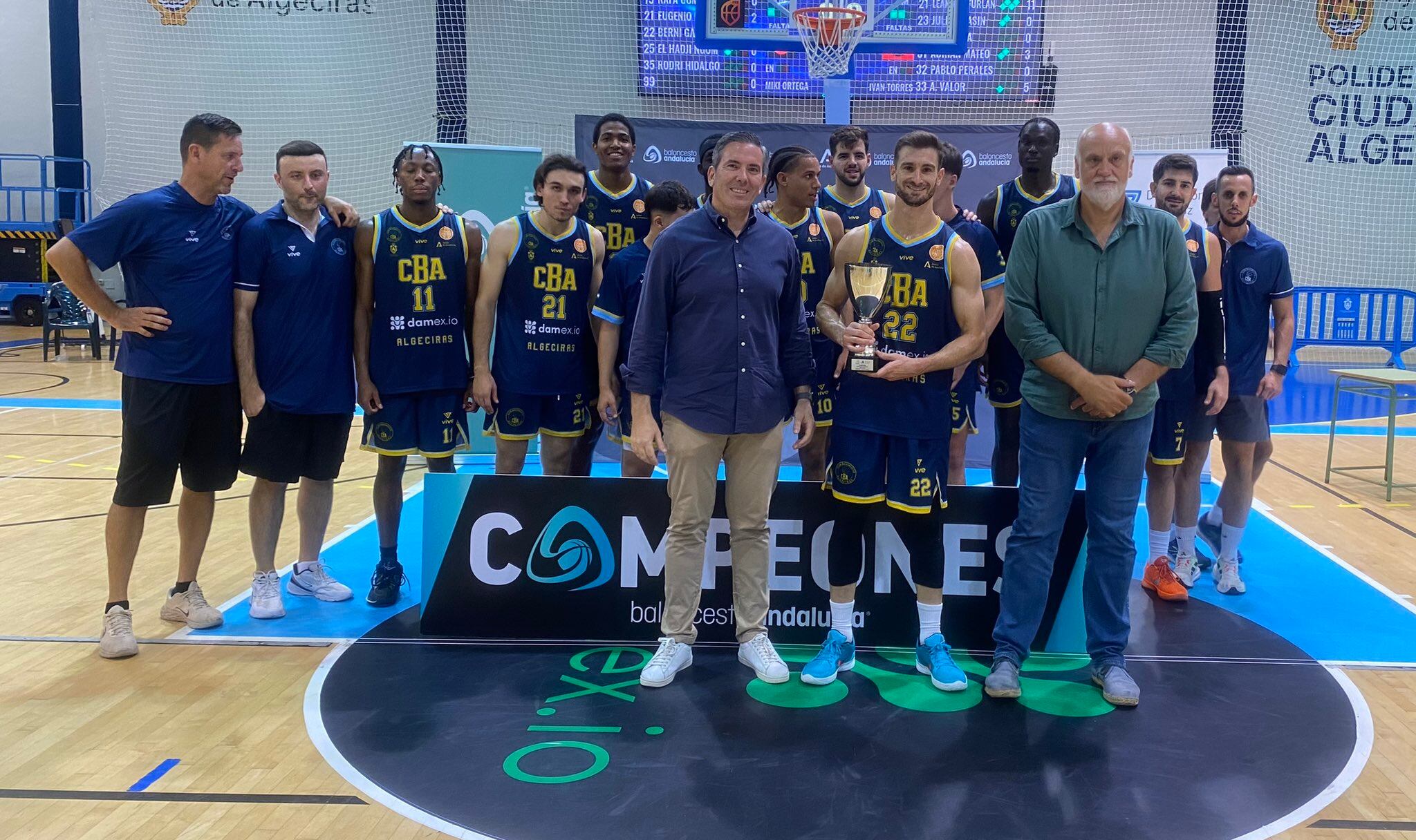 Berni García levanta el trofeo