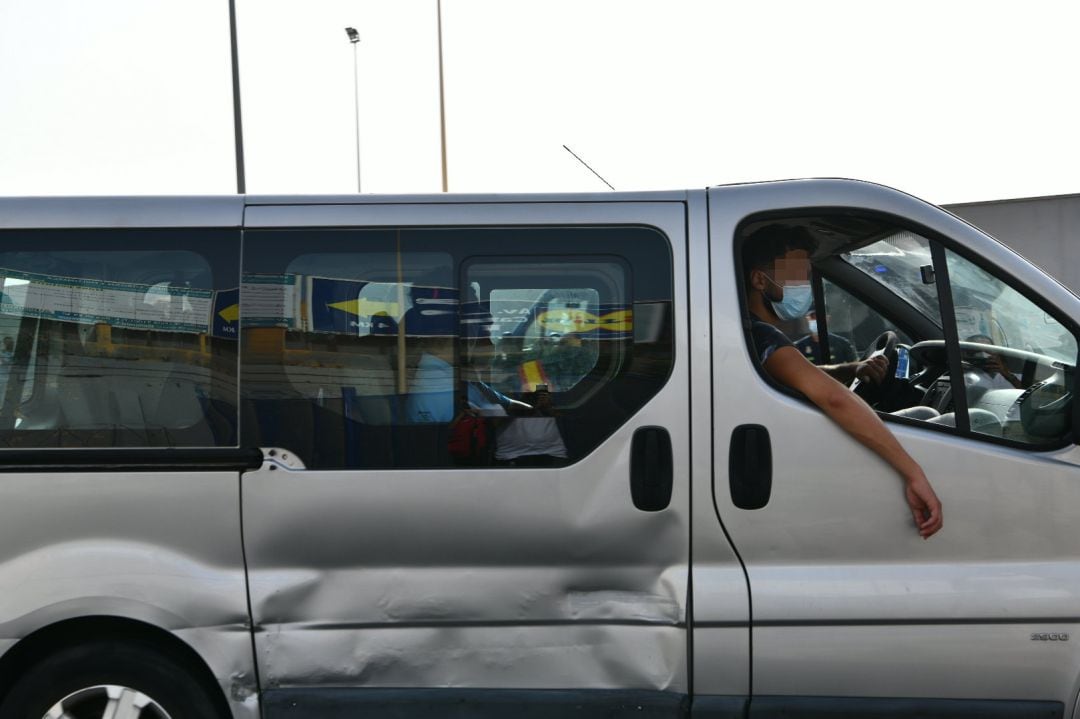 Una furgoneta lleva en su interior a menores marroquíes para su repatriación a su país de origen, en la frontera de Tarajal, en Ceuta.