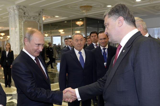 El saludo inicial entre Putin y Poroshenko en Minsk.