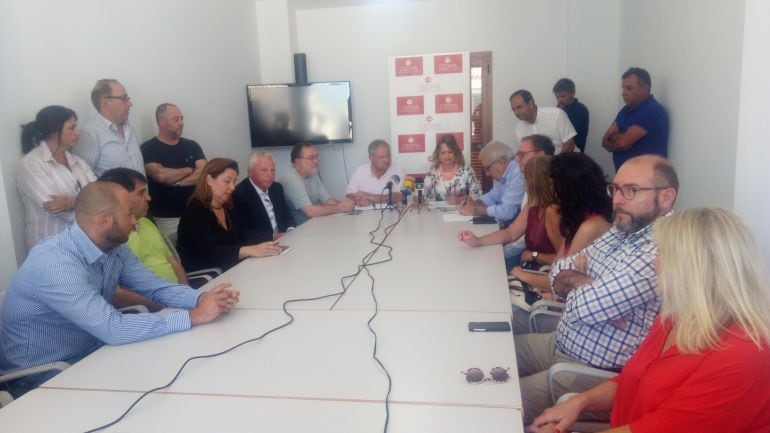 Representantes de todas las asociaciones que han rubricado el escrito.