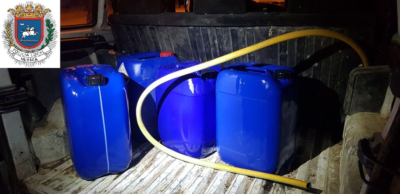 Garrafas encontradas donde almacenaba el gasoil sustraido