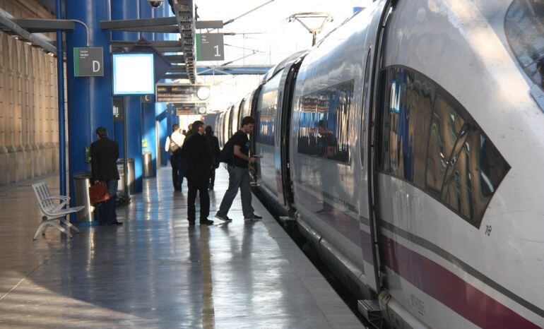 Varios viajes suben a un tren de alta velocidad