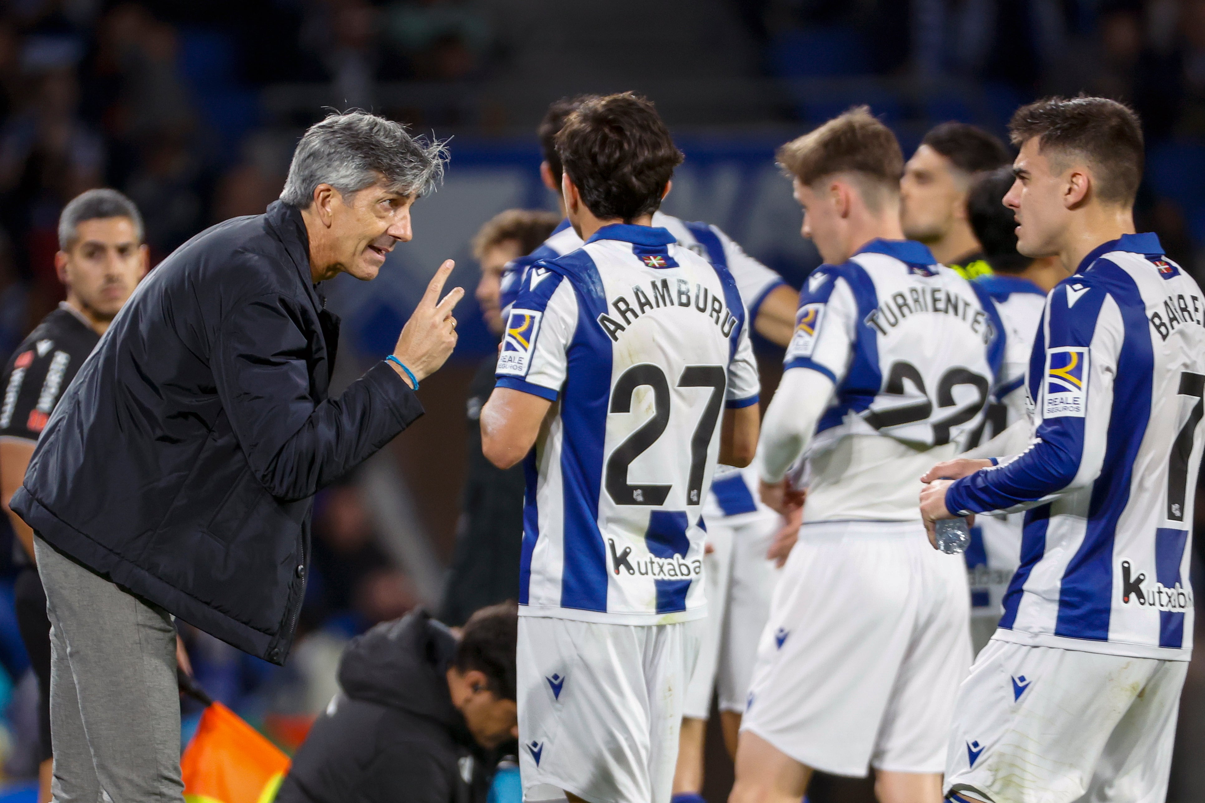 SAN SEBASTIÁN , 01/12/2024.- El entrenador de la Real Sociedad, Imanol Alguacil, da instrucciones a sus jugadores en el partido de LaLiga ante el Betis que se disputa este domingo en el estadio Reale Arena. EFE/ Juan Herrero
