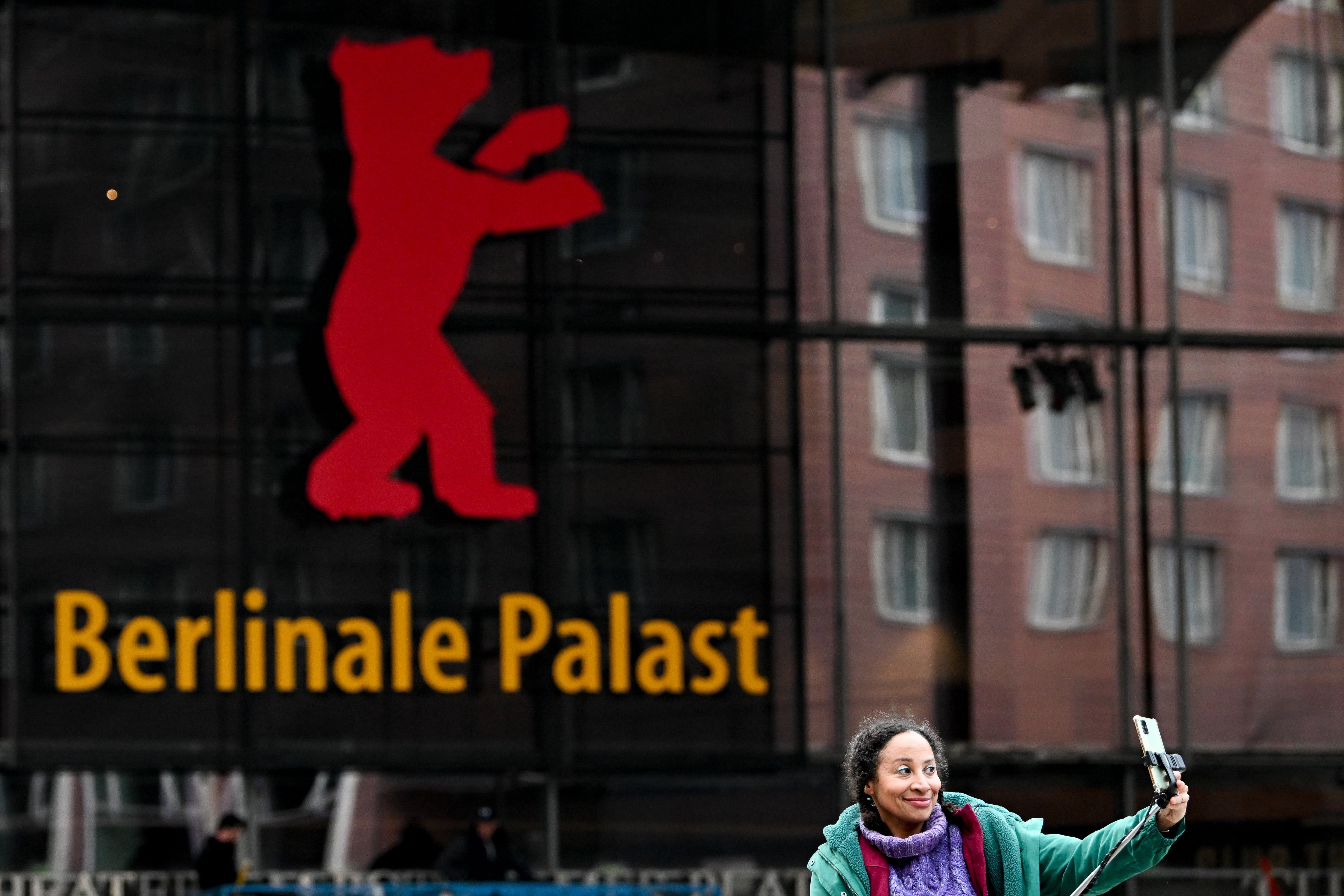 Berlin (Germany), 10/02/2023.- A woman takes selfie in front of Berlinale Palace ahead of the 73rd annual Berlin International Film Festival &#039;Berlinale&#039; in Berlin, Germany, 10 February 2023. The in-person event runs from 16 to 26 February 2023. (Cine, Alemania) EFE/EPA/FILIP SINGER
