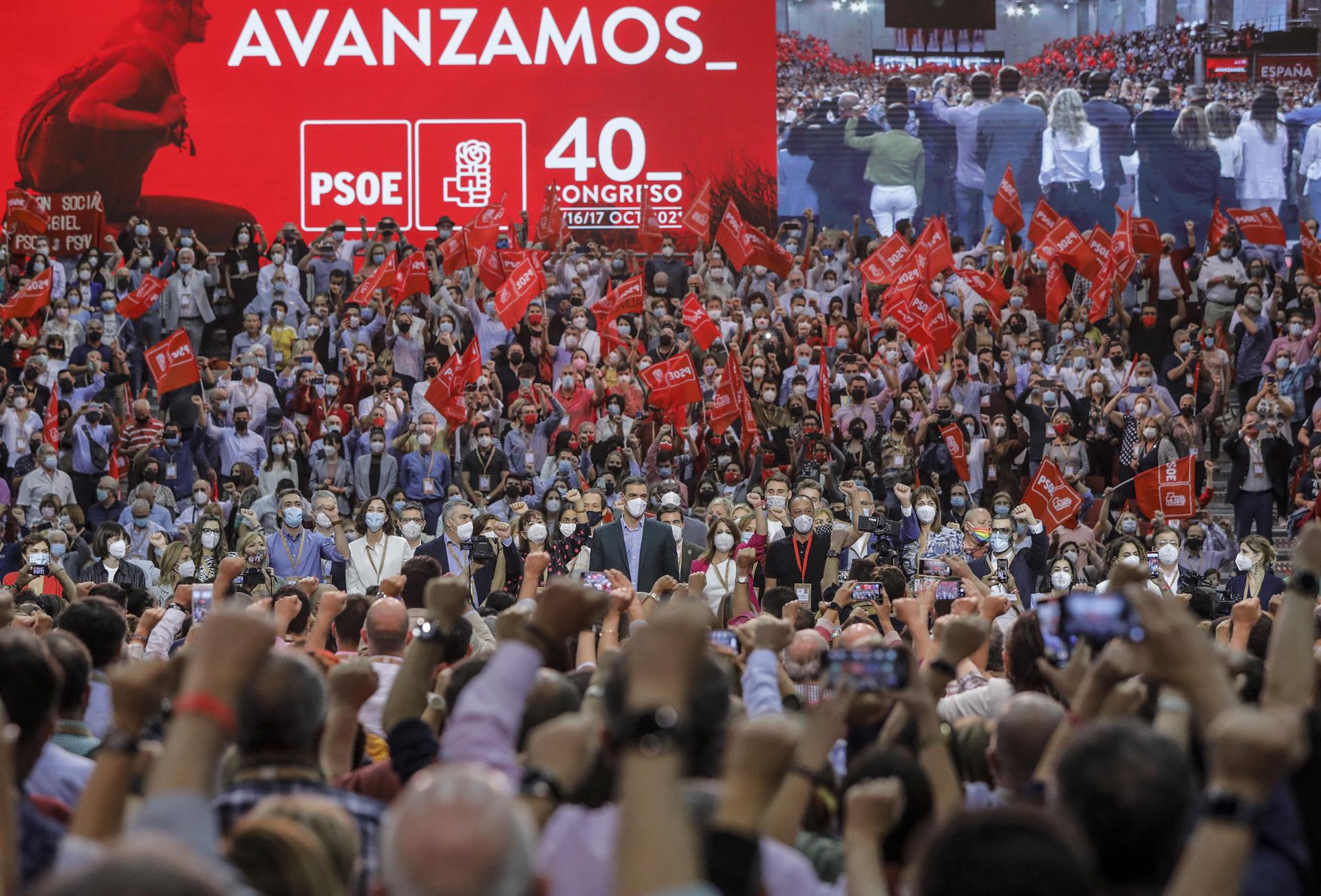 Archivo - El presidente del Gobierno y secretario general del PSOE, Pedro Sánchez (centro), rodeado de miembros de la nueva Comisión Ejecutiva Federal (CEF), en la clausura del 40º Congreso Federal del partido, en la Feria de Valencia, a 17 de octubre de - Rober Solsona - Europa Press - Archivo