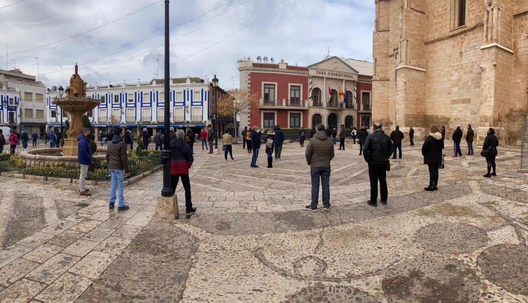 Panorámica de la concentración de hosteleros en la Plaza de España de Valdepeñas (Ciudad Real)