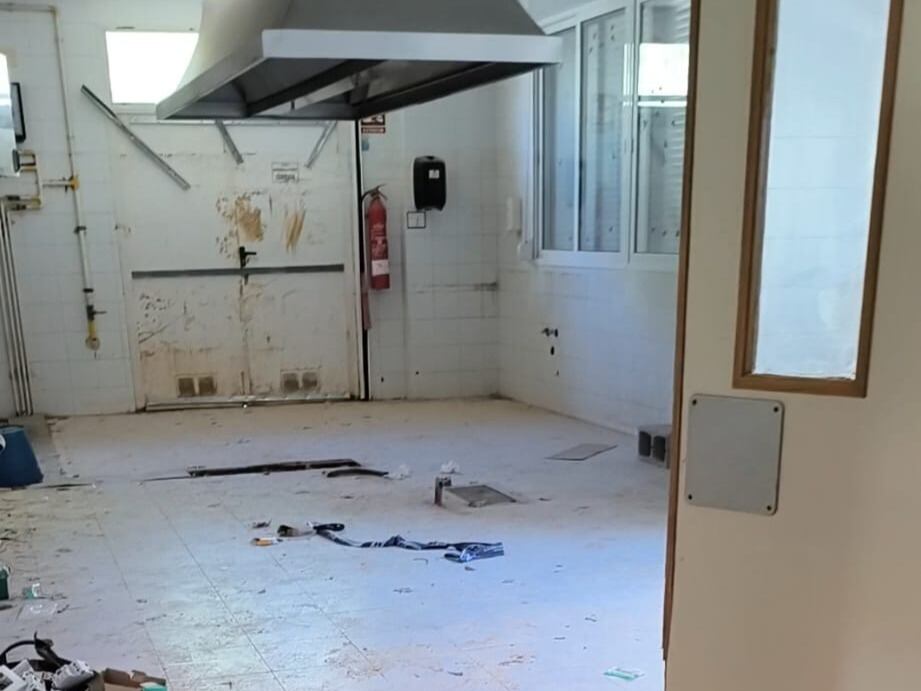 Detalle de la cocina del colegio destrozada