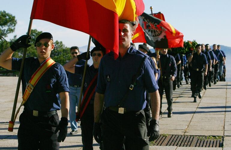 Miembros de Falange homenajean a Francisco Franco en el Valle de los Caídos