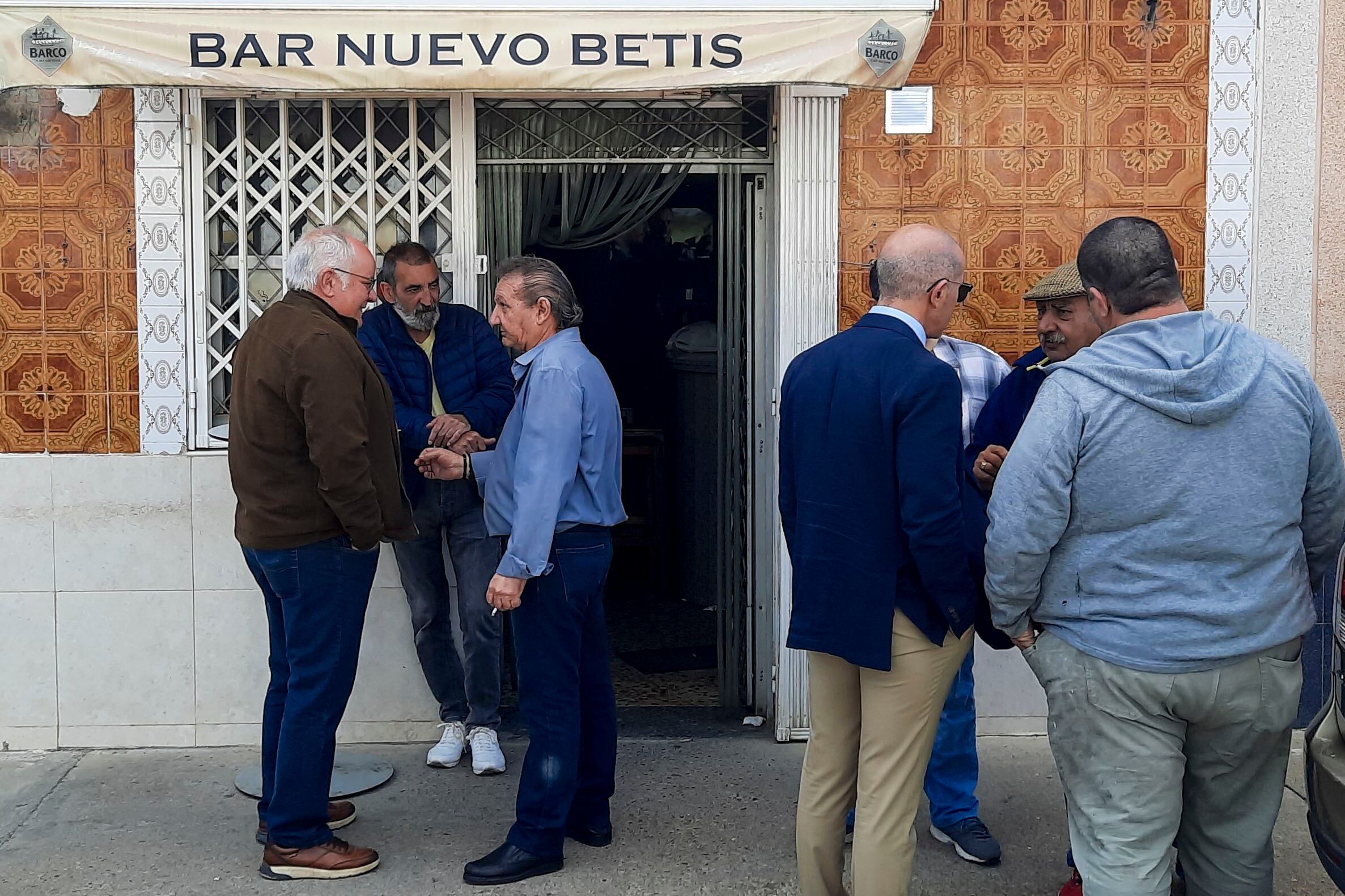 BADAJOZ, 06/05/2024.- El Sorteo Extraordinario del Día de la Madre de la ONCE ha repartido 20.960.000 euros en Badajoz, el premio más grande que la ONCE ha dado en Extremadura, entre otros a una peña de amigos de un bar. EFE/José Luis Real