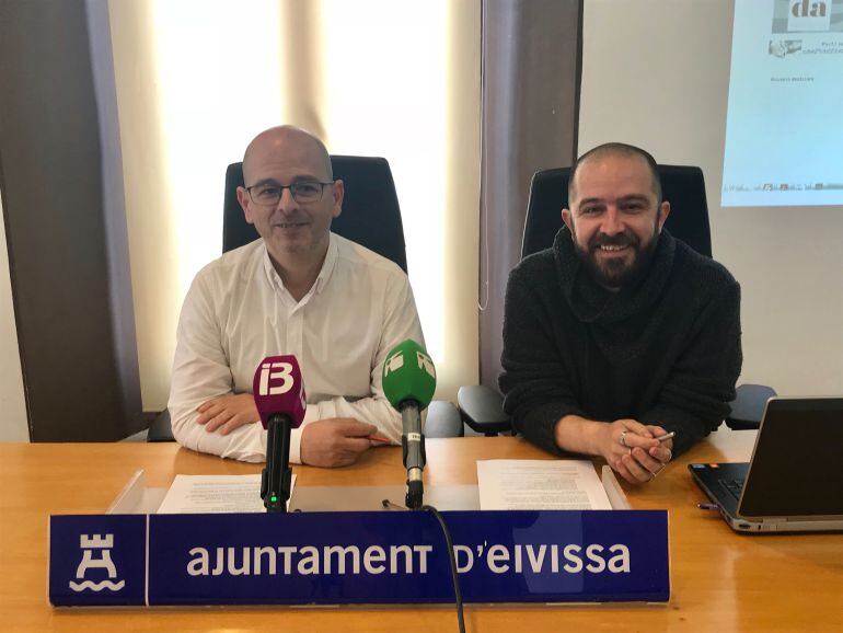 El teniente de alcalde, Alfonso Molina y el concejal de Cultura, Pep Tur, durante la presentación