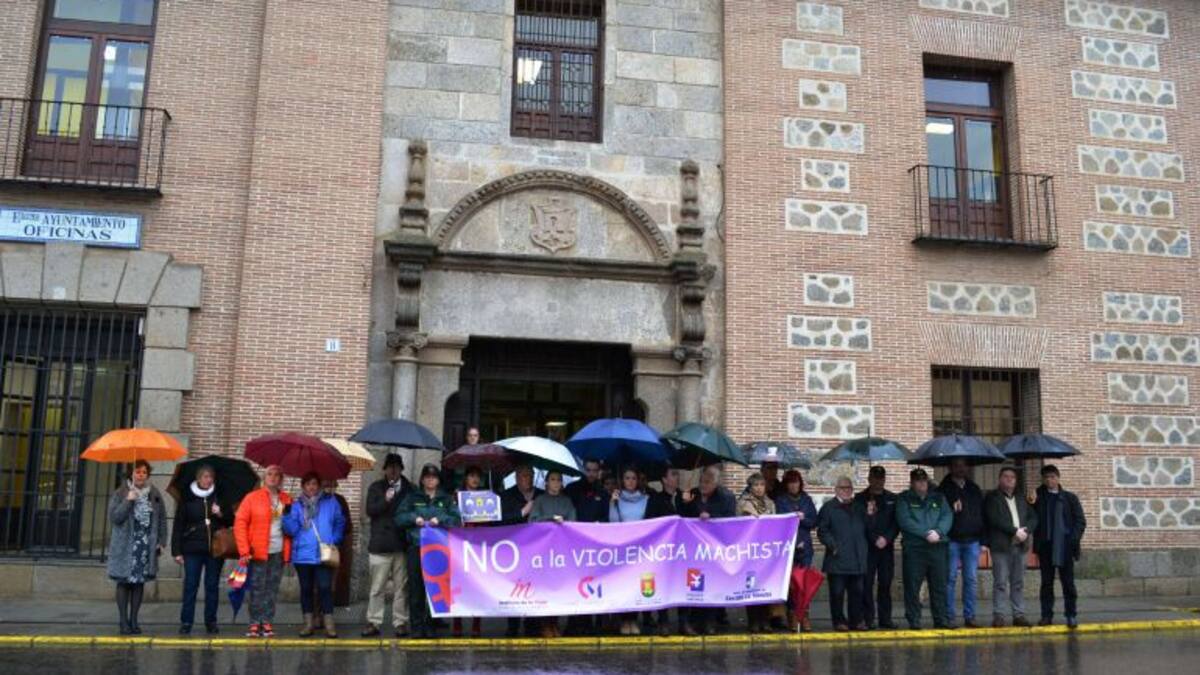 Minuto de silencio por las dos mujeres víctimas de violencia de género de febrero