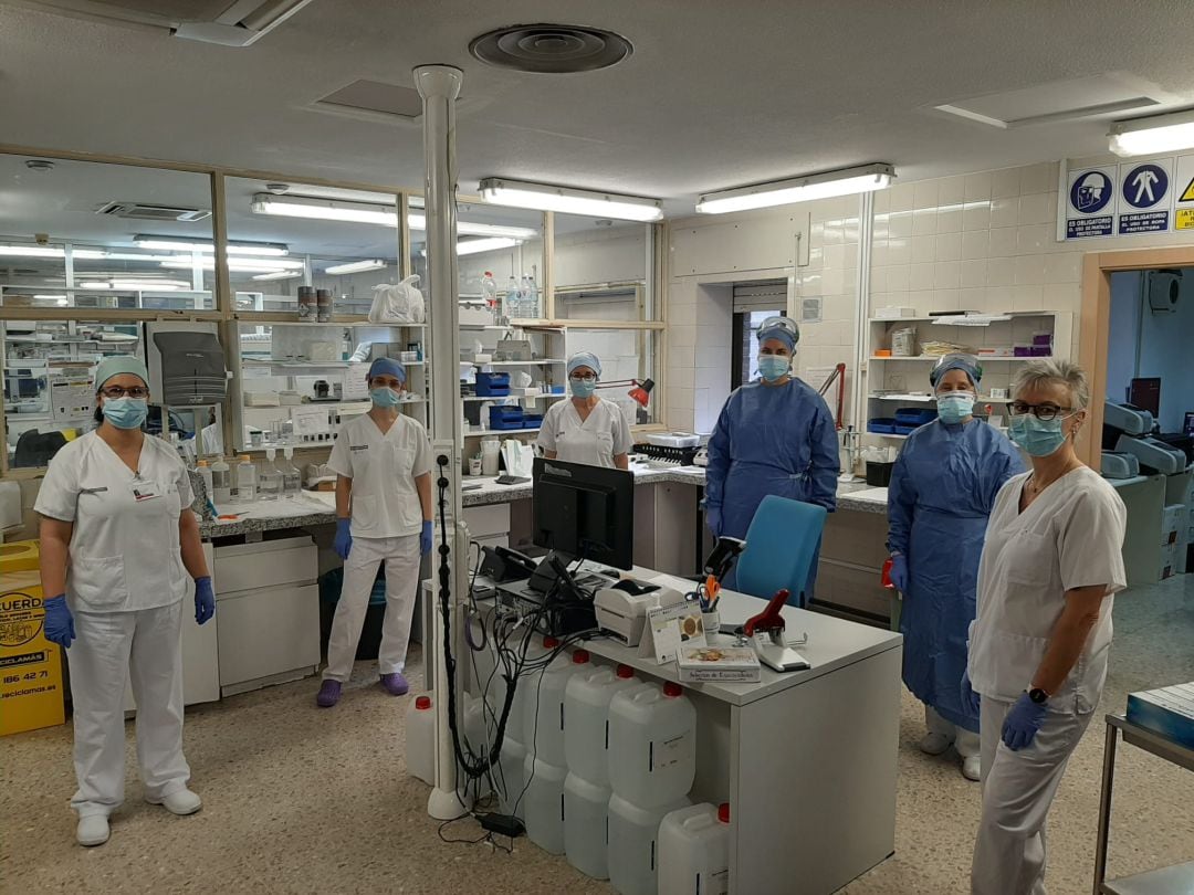 Foto dels professionals del Departament de Salut Xàtiva-Ontinyent al laboratori