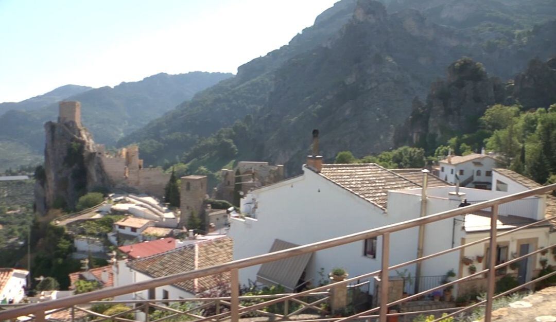 El Castillo almohade de La Iruela dibuja la caracteristica silueta del municipio