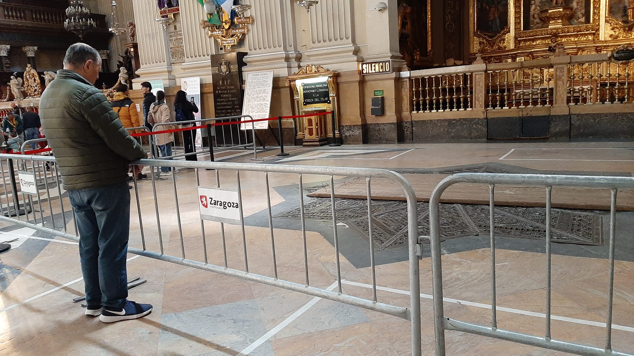 Basílica de El Pilar de Zaragoza en abril de 2025: vallado interior bajo la bóveda de Bayeu, por un desprendimiento parcial