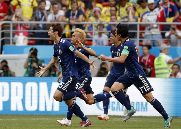 Los jugadores de japón celebran un gol. 