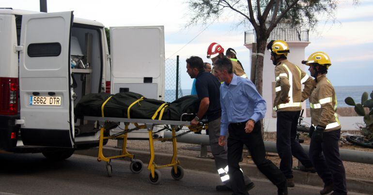 El ciclista, en el moment de ser carregat.