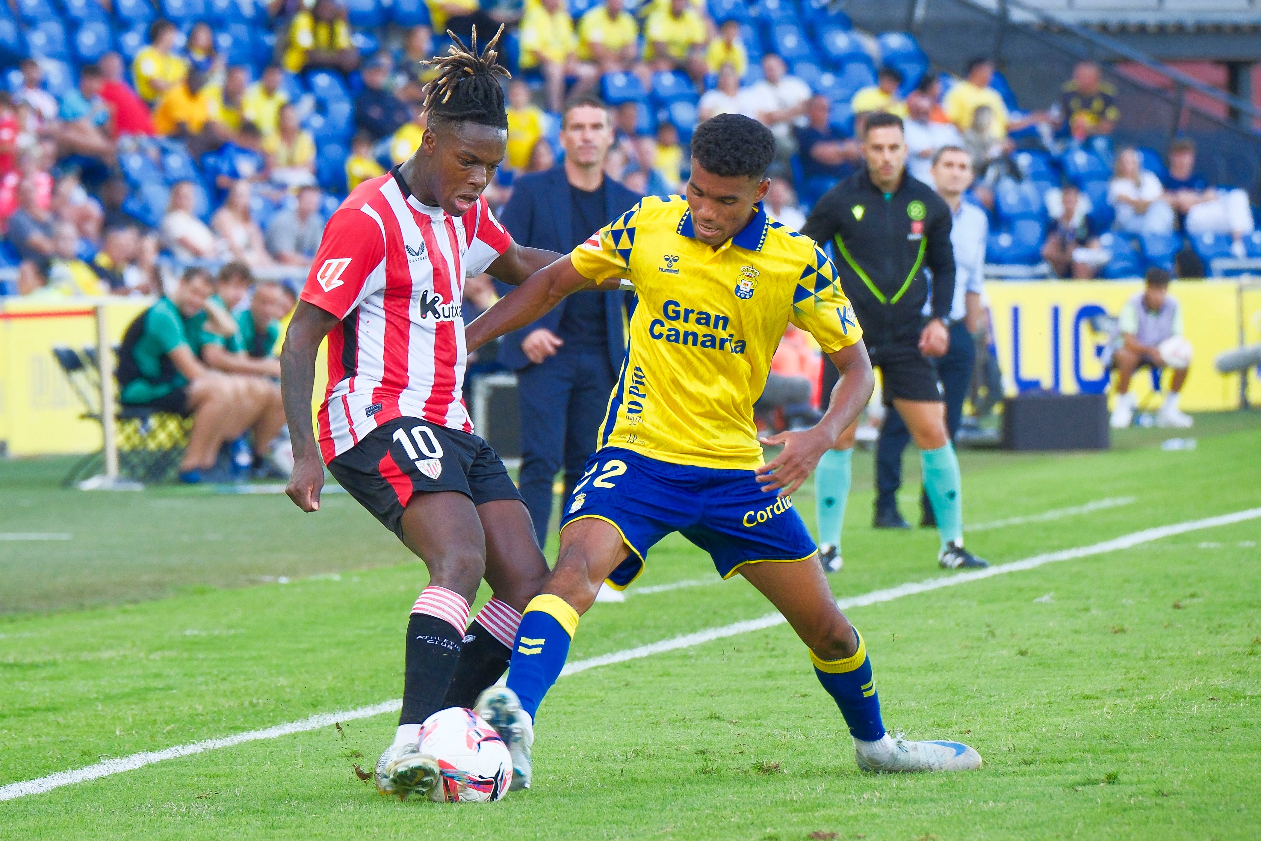 El defensa de la UD Las Palmas Marvin Park (d) lucha con Nico Williams, del Athletic de Bilbao, durante el encuentro de la quinta jornada de LaLiga que UD Las Palmas y Athletic de Bilbao disputan hoy domingo en el estadio de Gran Canaria.