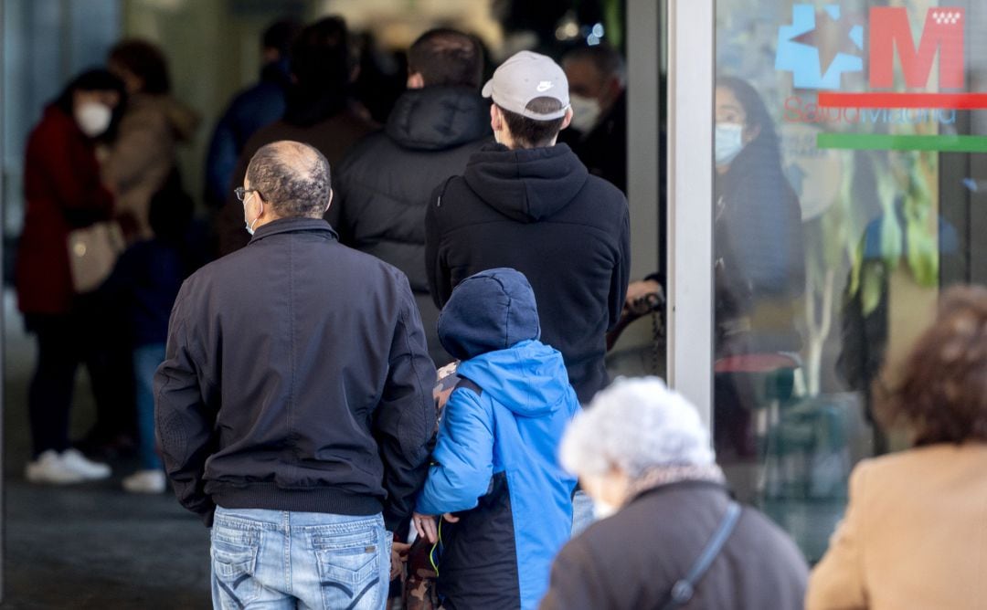 Varias personas esperan la cola para hacerse test Covid-19 en el Hospital de Alcorcón