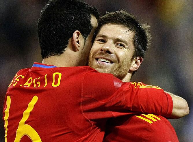 Xabi Alonso celebra uno de sus goles frente a Argentina con Busquets